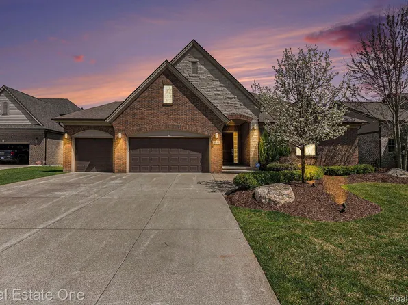 1057 Pembroke Ct, Rochester Hills, MI 48307