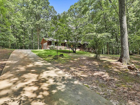 3rd image of 410 Thornton Ln