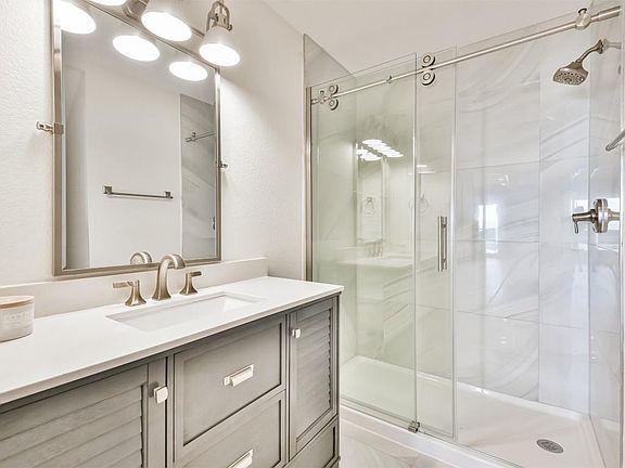 5th image of 325 Carolcrest Ln Unit 6