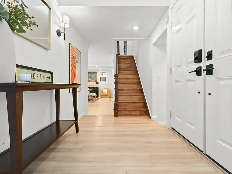 6075 Charae St — Photo 14