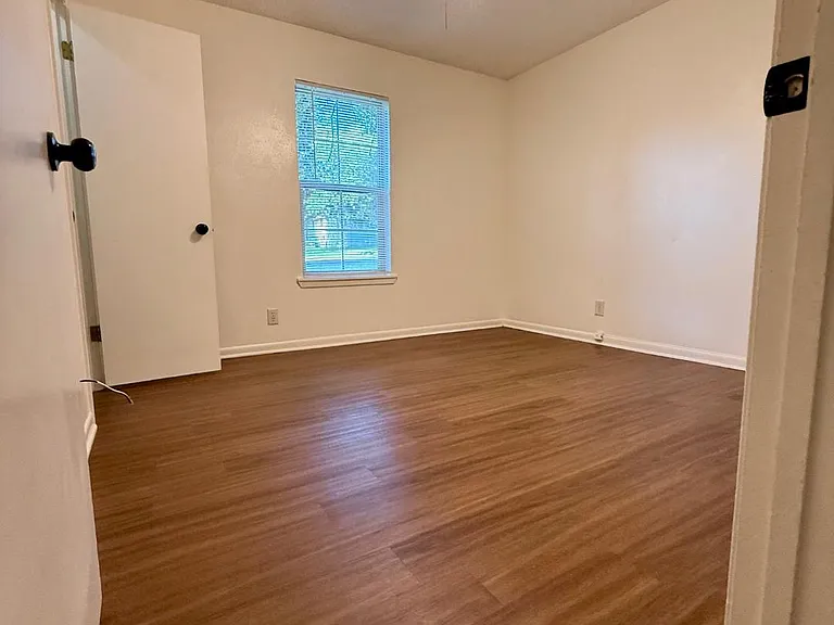 403 E Lynnwood Ln — Photo 13