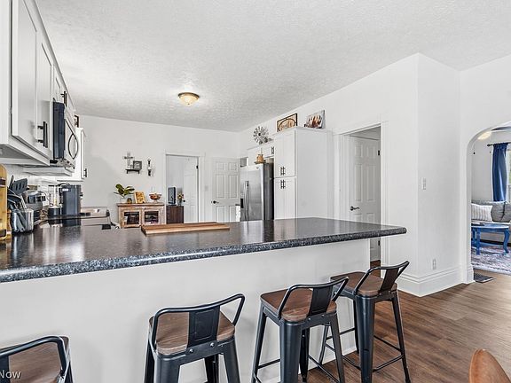 5th image of 2873 Lincoln Way W
