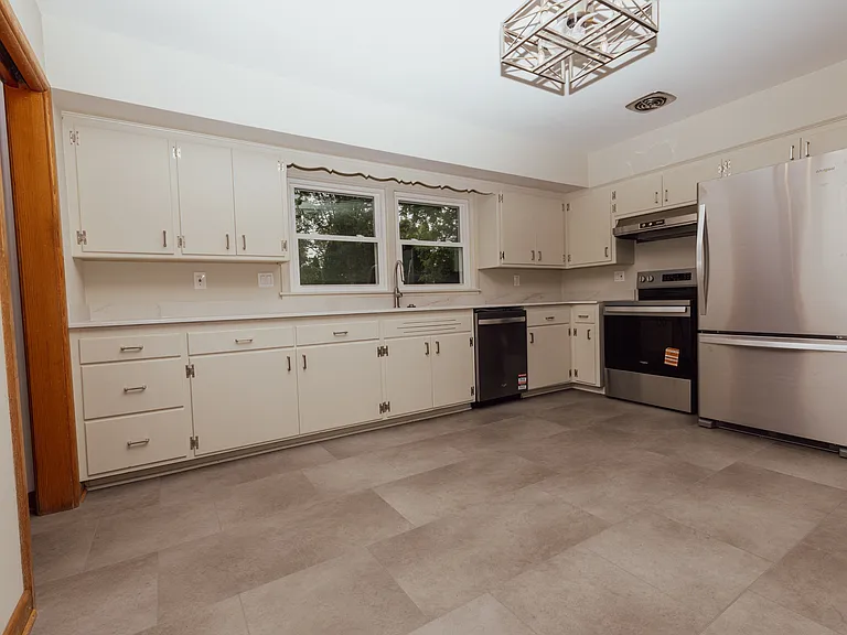 11120 W Mallory Ave — Photo 2