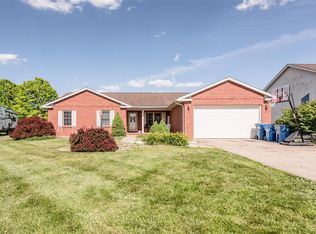 137 Crestmoor Ct, Bethalto, IL 62010