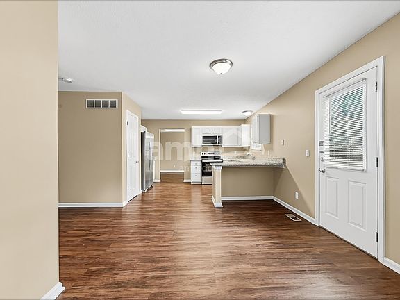 5th image of 618 Fox Chase Way