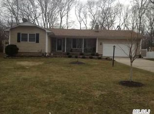 10 Glenwood Ave, Miller Place, NY 11764
