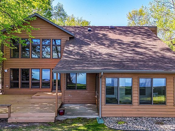 3rd image of 570 Shorewood Dr