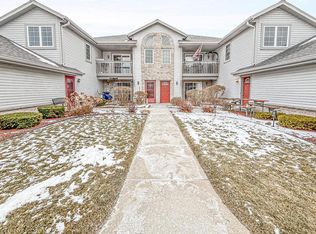 1083 Quinlan Dr UNIT E, Pewaukee, WI 53072
