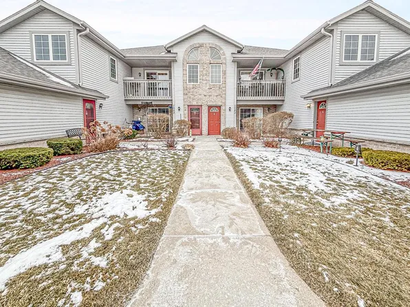 1083 Quinlan DRIVE #E, Pewaukee, WI 53072