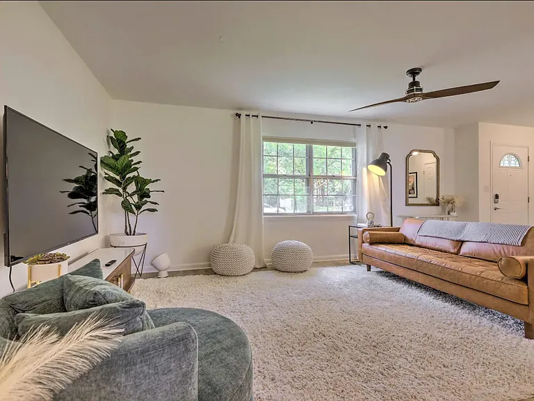 126 Royal Ln — Photo 3