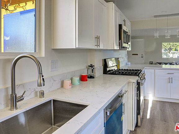 5th image of 624 W Beach Ave