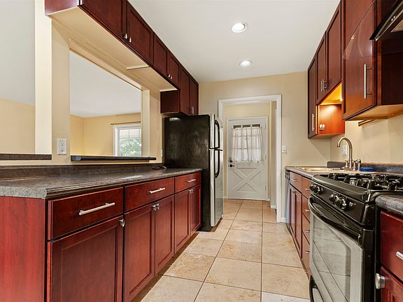 3rd image of 1403 Comanche Dr