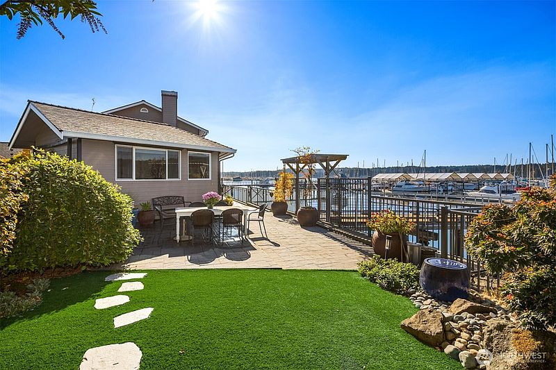 5th image of 18211 Fjord Drive NE