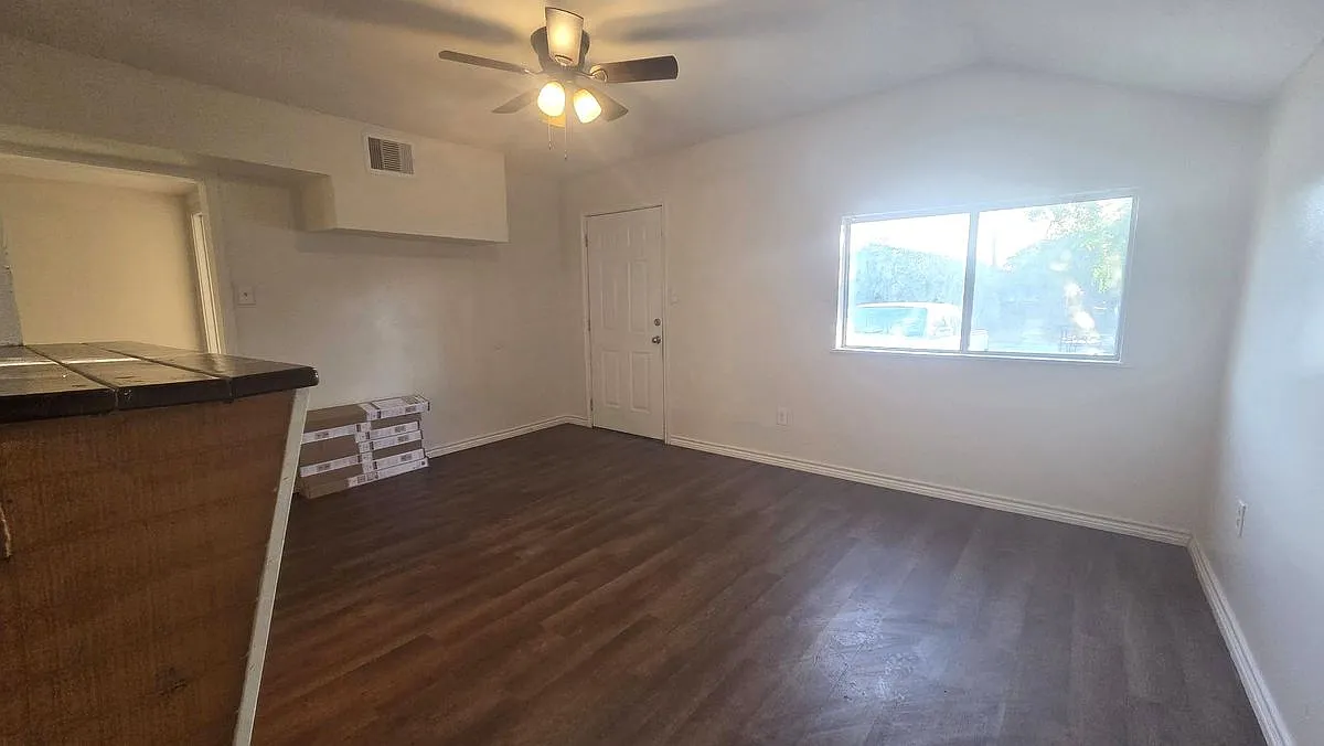 2 bed, 1.0 bath, 818 sqft, $900 — Photo 2