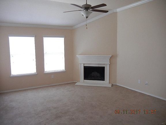 3rd image of 956 Crockett Dr