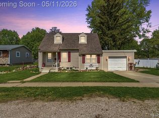 310 W Caroline St, Fenton, MI 48430