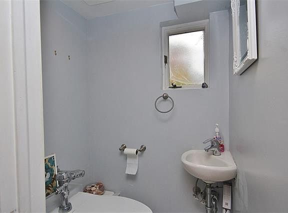 3rd image of 131 Tate Ave