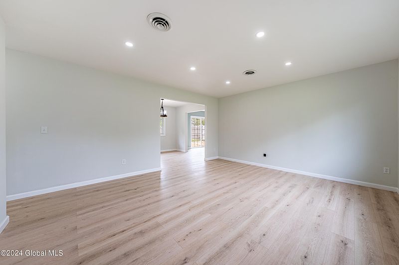 5th image of 39 Cedarwood Drive