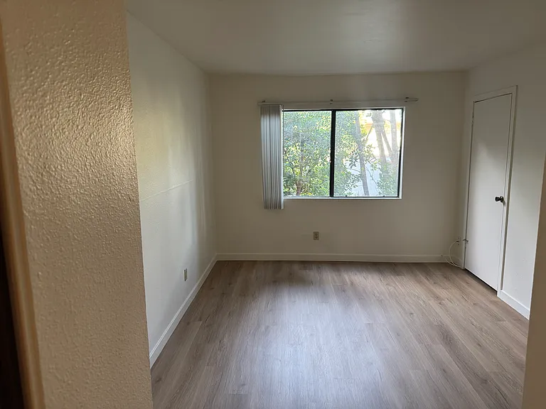 10910 Morrison St — Photo 6