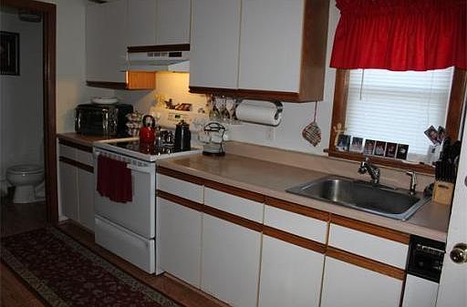 4th image of 714 Pleasant St #1