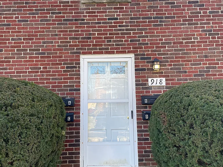 918 Kenwick Rd #D — Photo 2