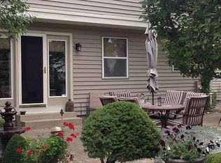 555 Riley Ln, Lake Zurich, IL 60047