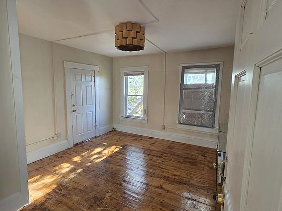 2nd image of 207 Lincoln St APT 2