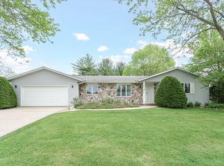 611 Maple Crest Ln, Watertown, WI 53094