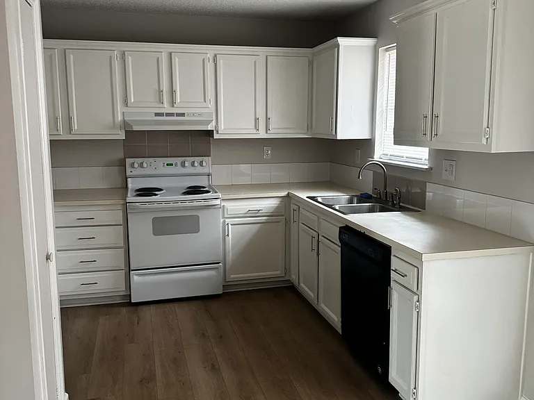 823 Primrose Ln NW — Photo 3
