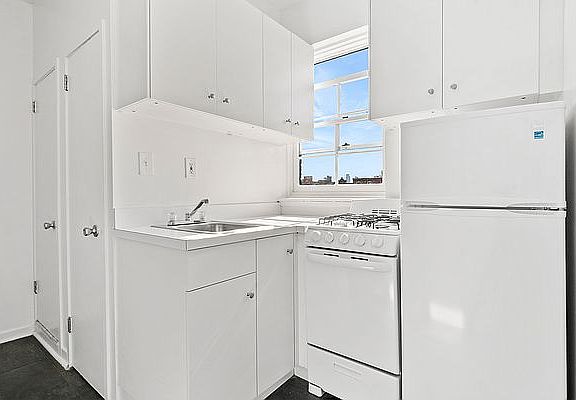 2nd image of 163 W 10th St APT 5RW