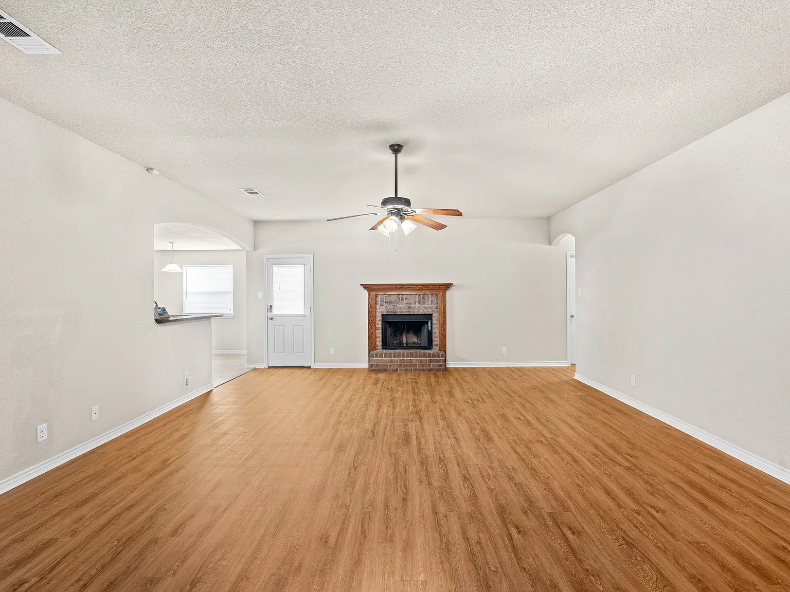 5 bed, 2.5 bath, 2074 sqft, $2,000 — Photo 2
