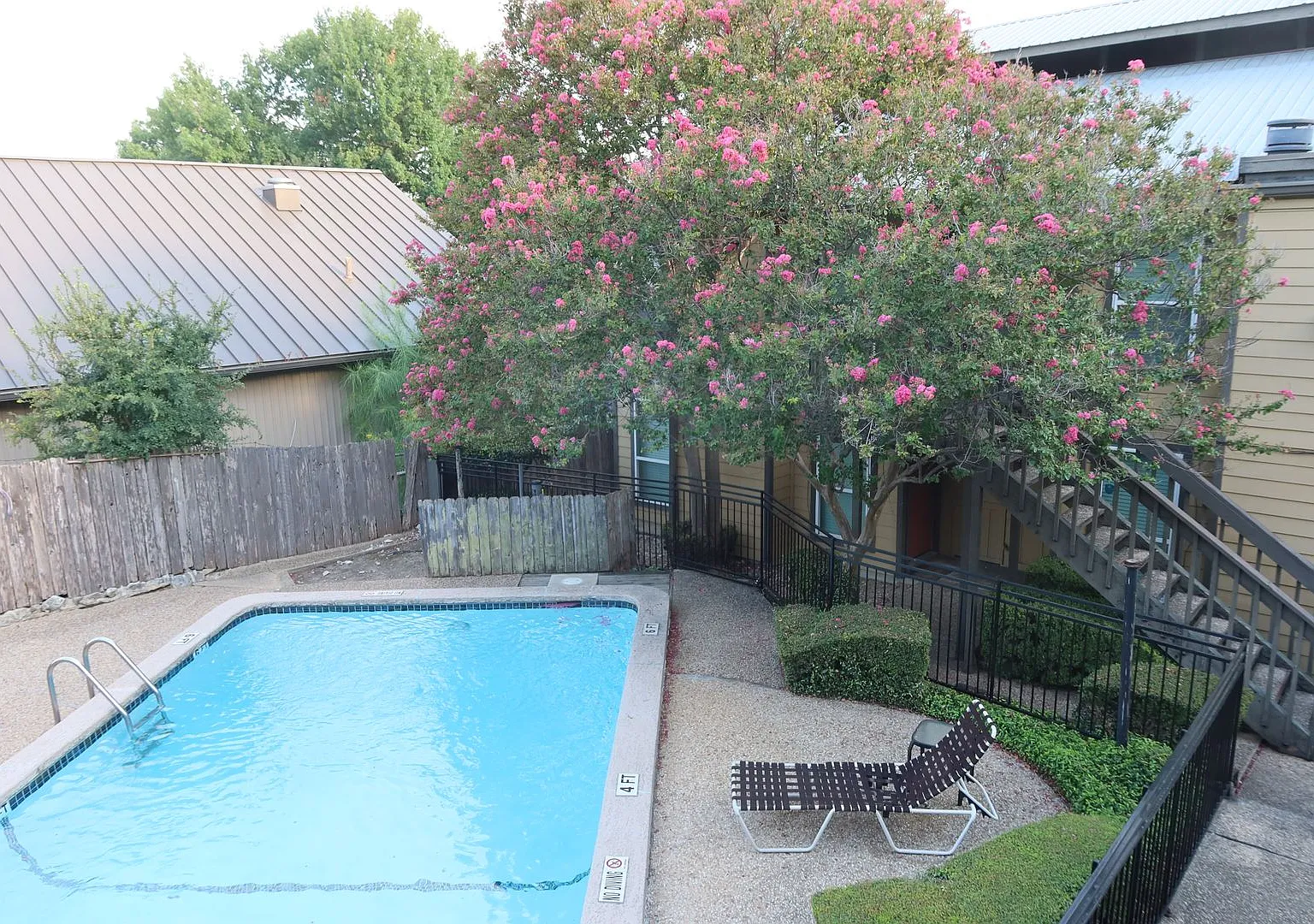 Escala West Campus - Renovated Studio - In And Out - Ut Shuttle - Parking - Pool - $1095 — Photo 2