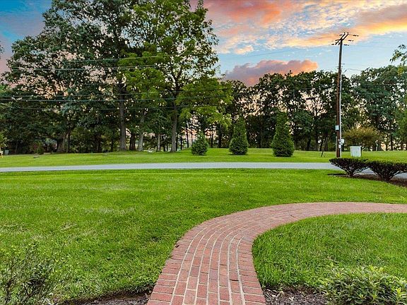 3rd image of 502 Country Club Dr SE
