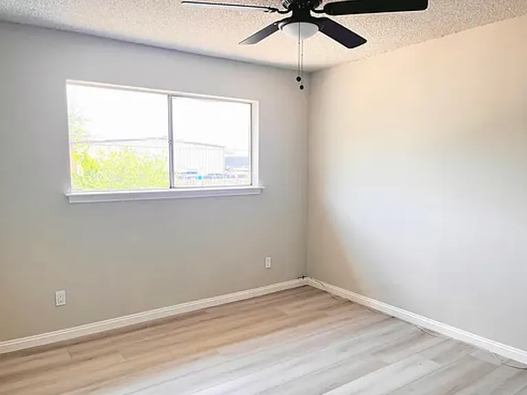 2446 Doreen St — Photo 10
