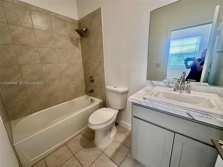 540 NE 5th Ln — Photo 5