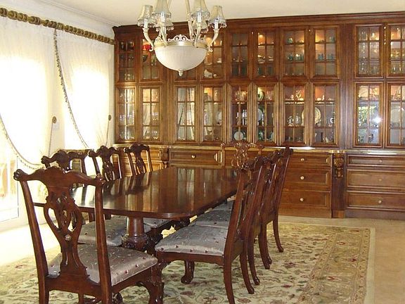 Spacious Dinning