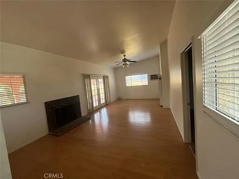 536 Sandsprings Dr — Photo 4