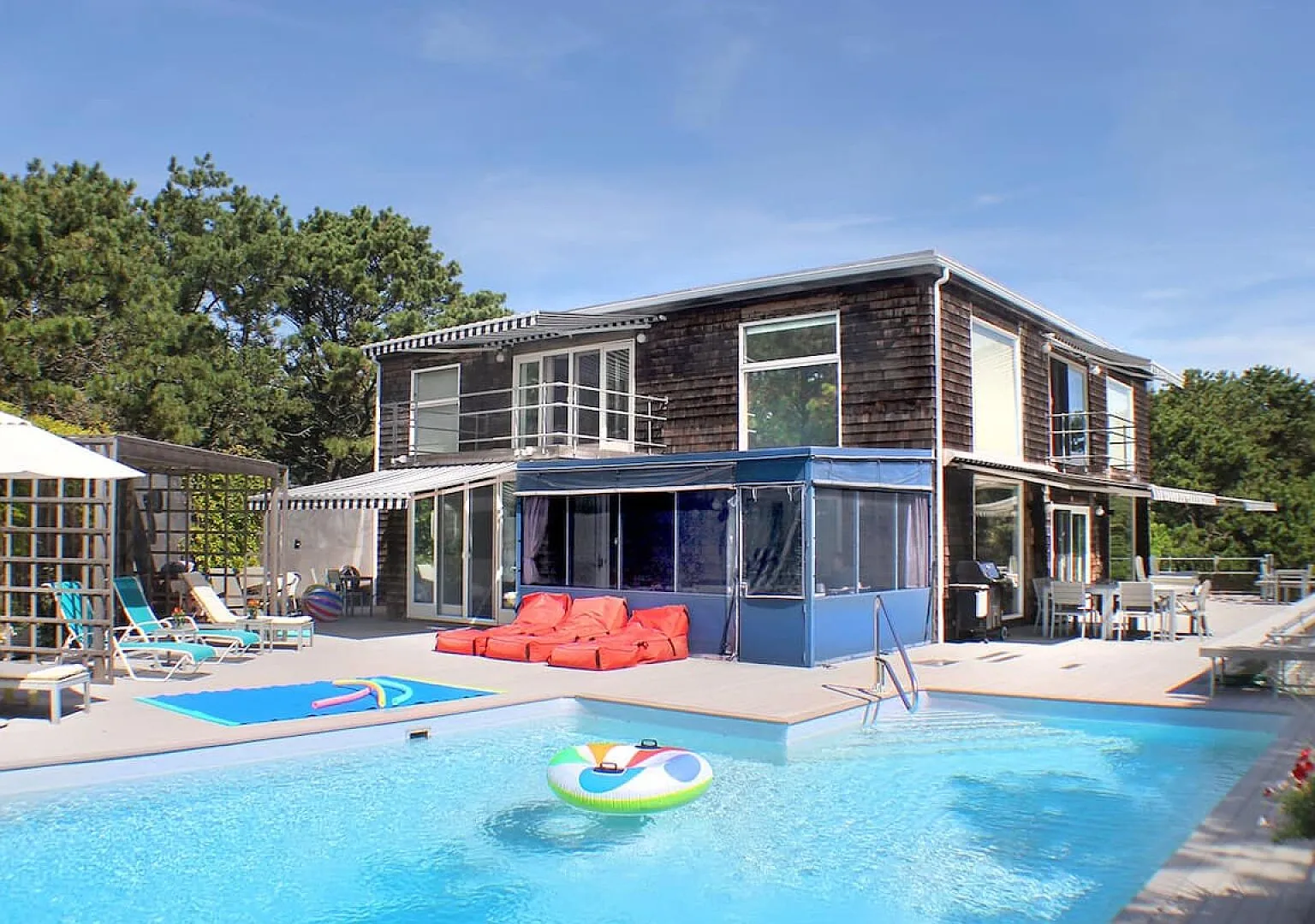 Modern shingle-style home, large pool — Photo 1