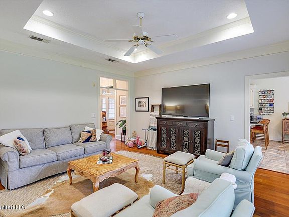 5th image of 176 Woodlands Green Dr