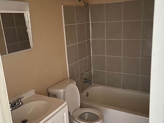 4th image of 2512 39th St #3