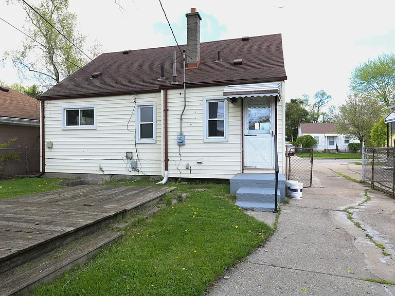 24535 Brittany Ave — Photo 2