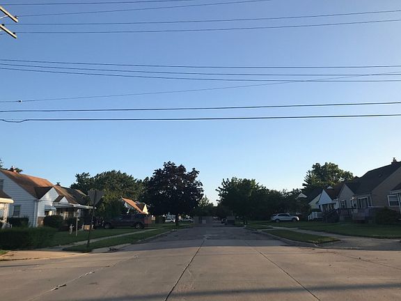 4th image of 25765 Mackinac St