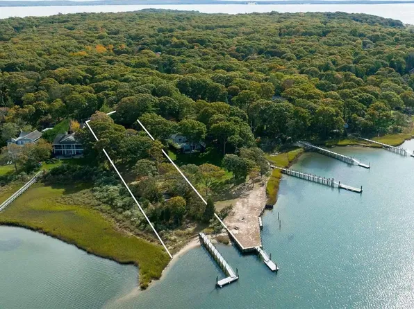 1300 Broadwaters Road, Cutchogue, NY 11935