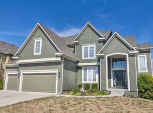 16213 S Summertree Ln, Olathe, KS 66062