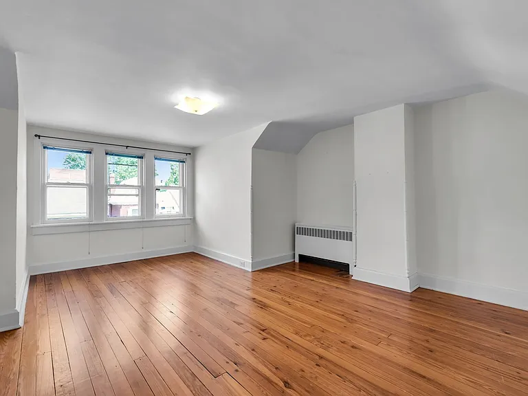 42 E Wall St — Photo 16
