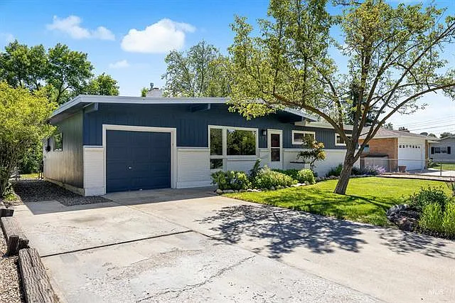 708 S Phillippi St — Photo 2
