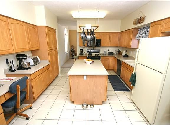 Huge Kitchen w/Island