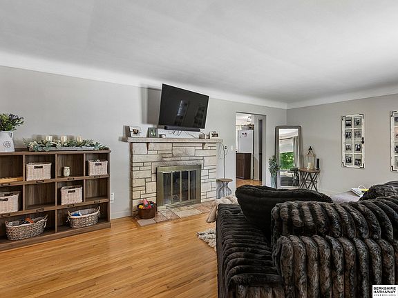 4th image of 6634 Western Ave