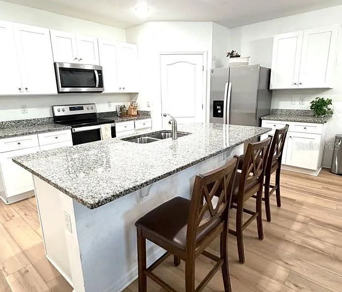 4 bed, 2.0 bath, 1867 sqft, $2,300 — Photo 4