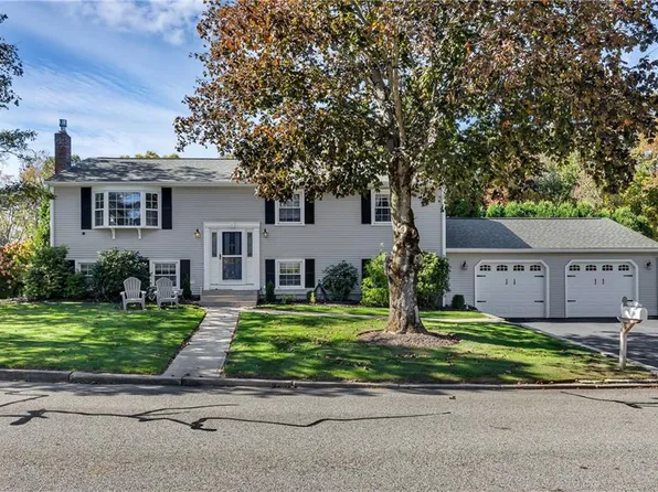 44 Juniper Dr, West Warwick, RI 02893
